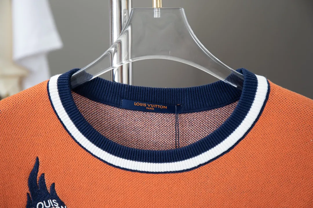 🅿️220 High-quality LV Louis 25 early spring new flame🔥wool fabric This T-shirt is made of soft cotton knitting, with contrasting colors and front and rear fading effects to convey retro sports style. The chest is decorated with brand logo jacquard texture, and delicate flame embroidery highlights the casual style. Same style for men and women S M L XL